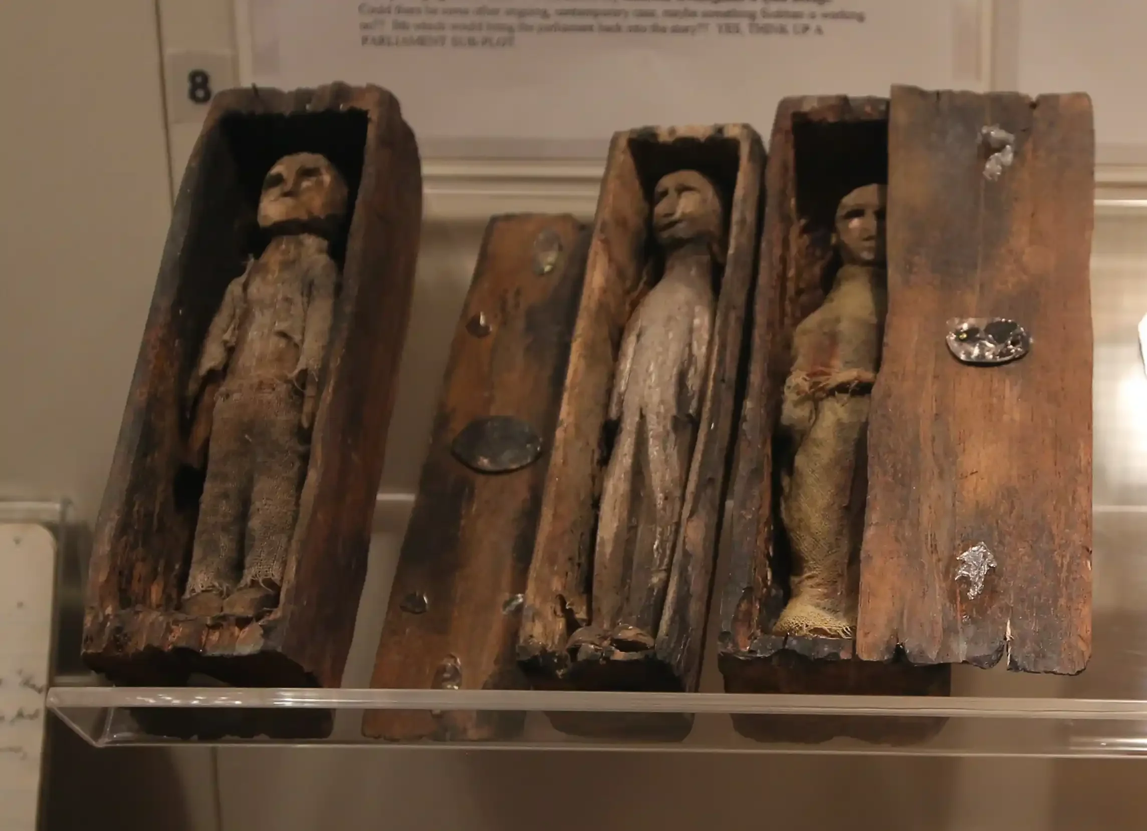 Cercueils miniatures fairy coffins d'Arthur's Seat exposés au National Museum of Scotland à Édimbourg