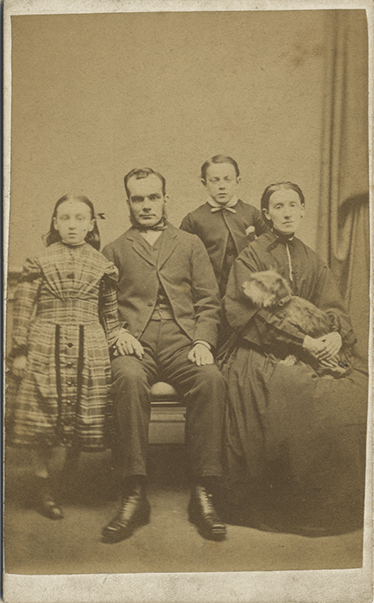 Photo d'époque présentant Bobby dans sa famille