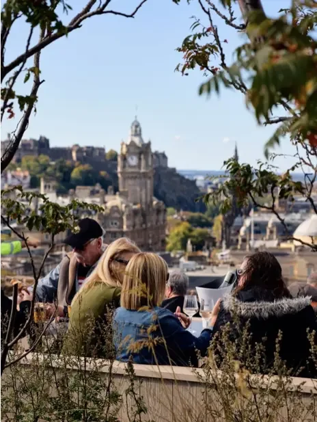 Terrasse du Café Calton Hill avec vue panoramique sur la skyline d'Édimbourg et le château