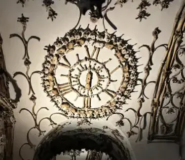 Horloge en os humains sur la voûte de la crypte des Capucins à Rome, avec cadran en chiffres romains