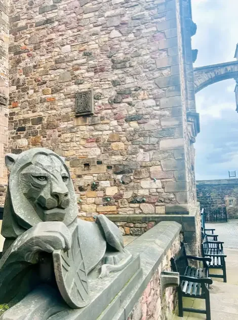 Statue au pied du chateau d'Edimbourg