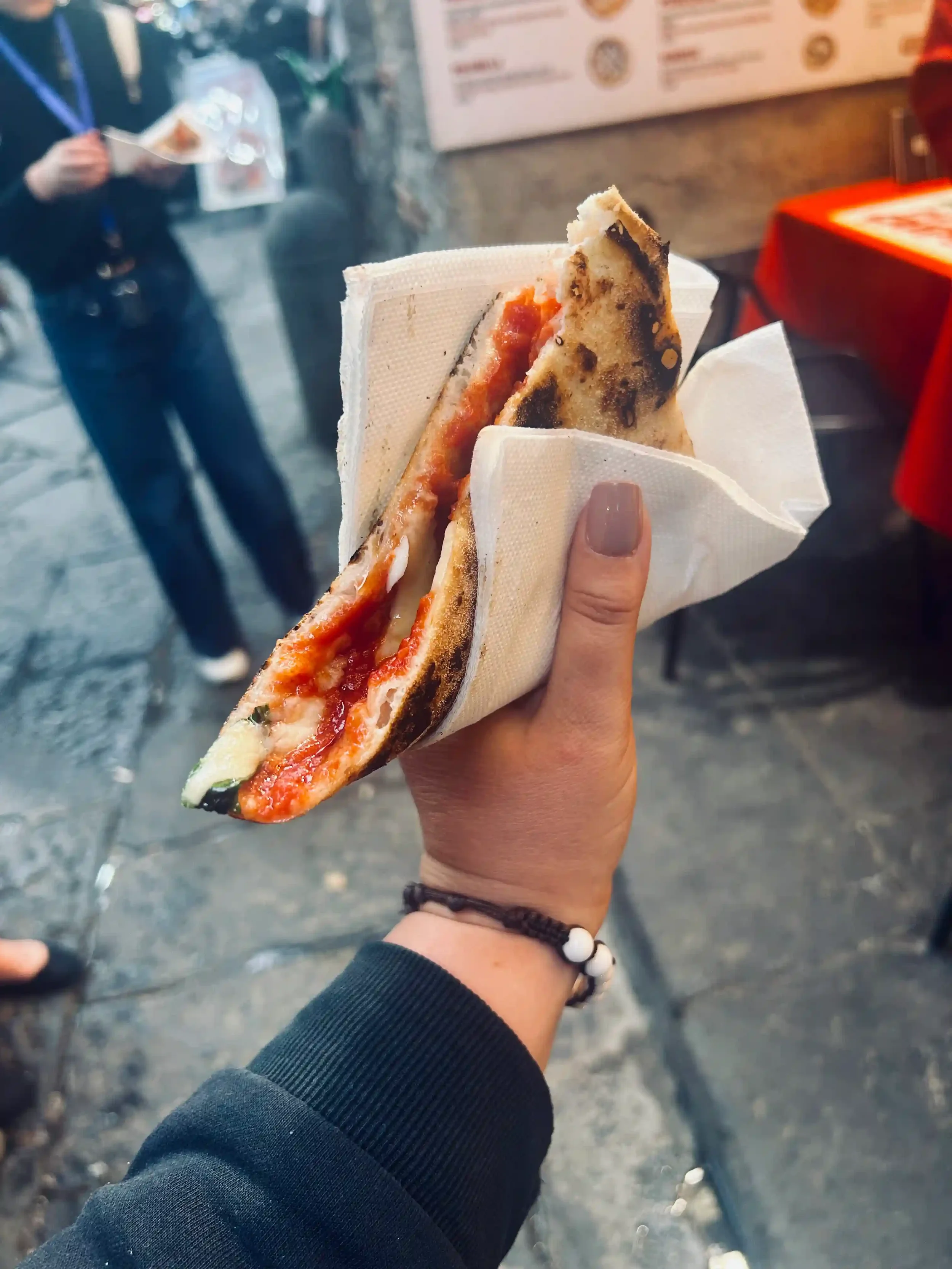 Pizza margherita a portafoglio - spécialités de Naples
