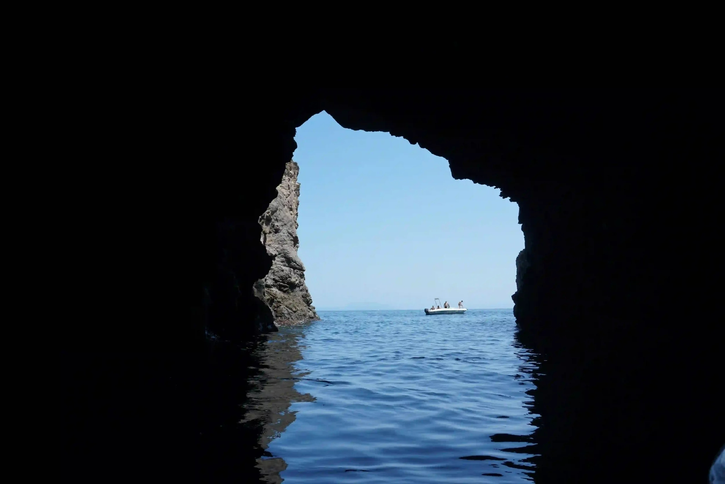 Ouverture d'une grotte marine sur la mer bleue d'Ischia, accessible uniquement par bateau