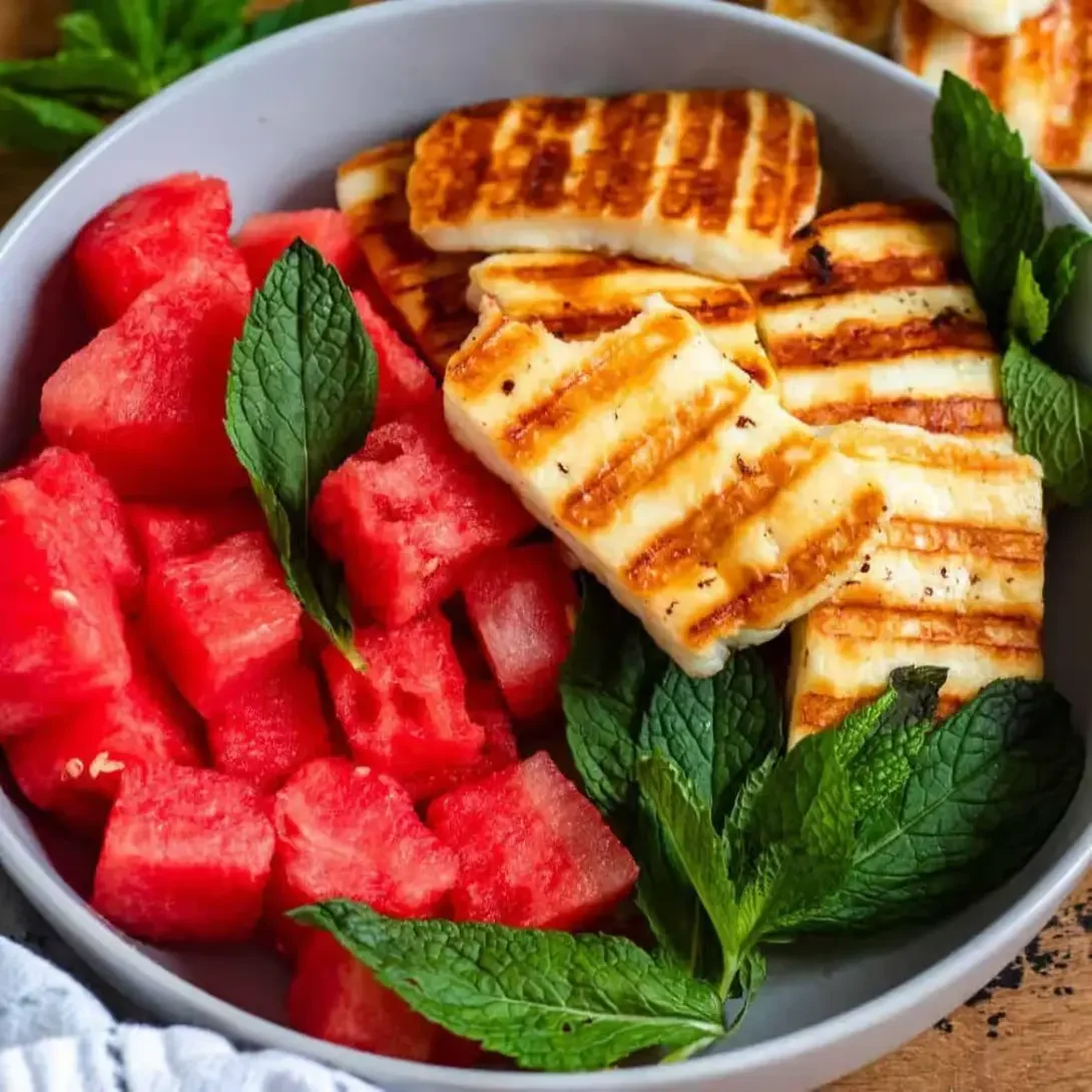 Halloumi grillé servi avec des dés de pastèque et des feuilles de menthe, un duo sucré-salé typique de Chypre