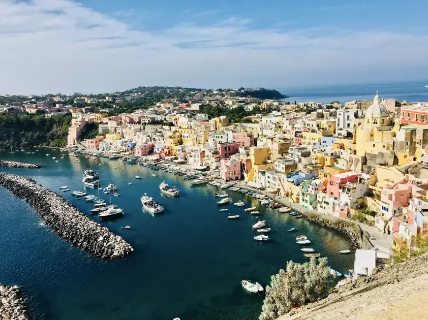 Vue aérienne du port de Procida et ses maisons colorées