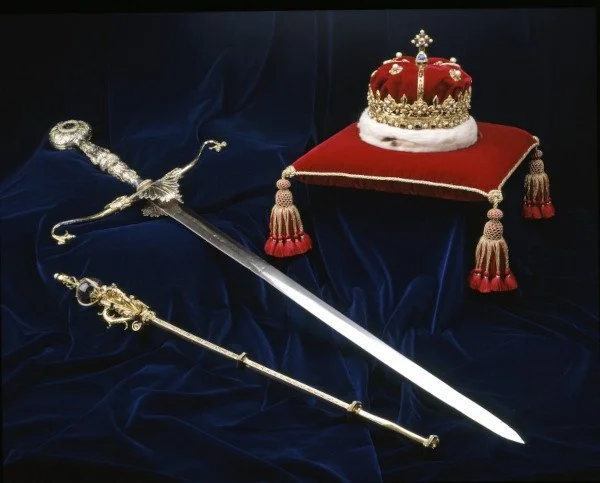 Les trois Honours of Scotland — couronne, sceptre et épée d'État — photographiés ensemble au château d'Édimbourg