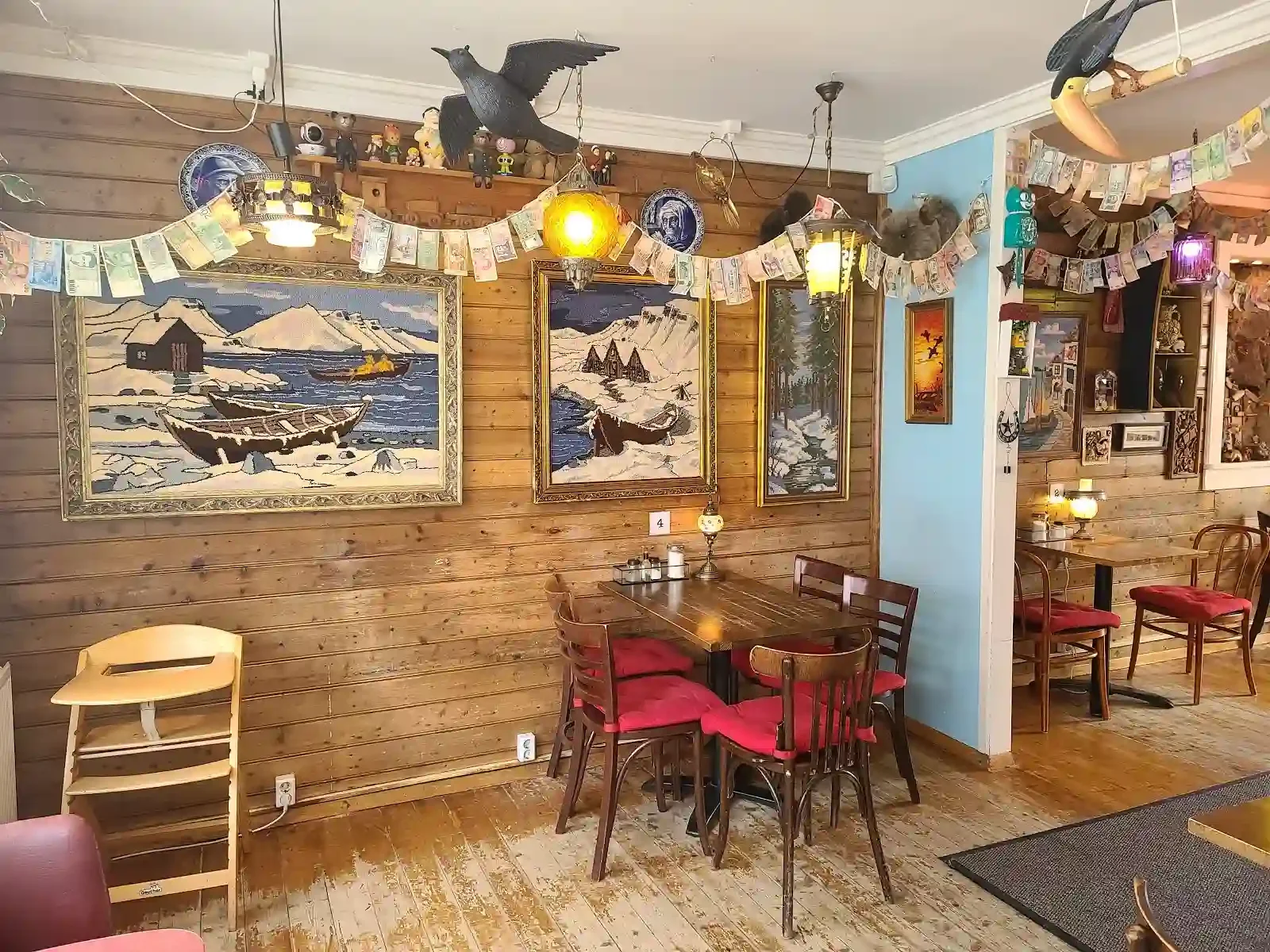 Intérieur bric-à-brac du café Babalu à Reykjavík, Islande