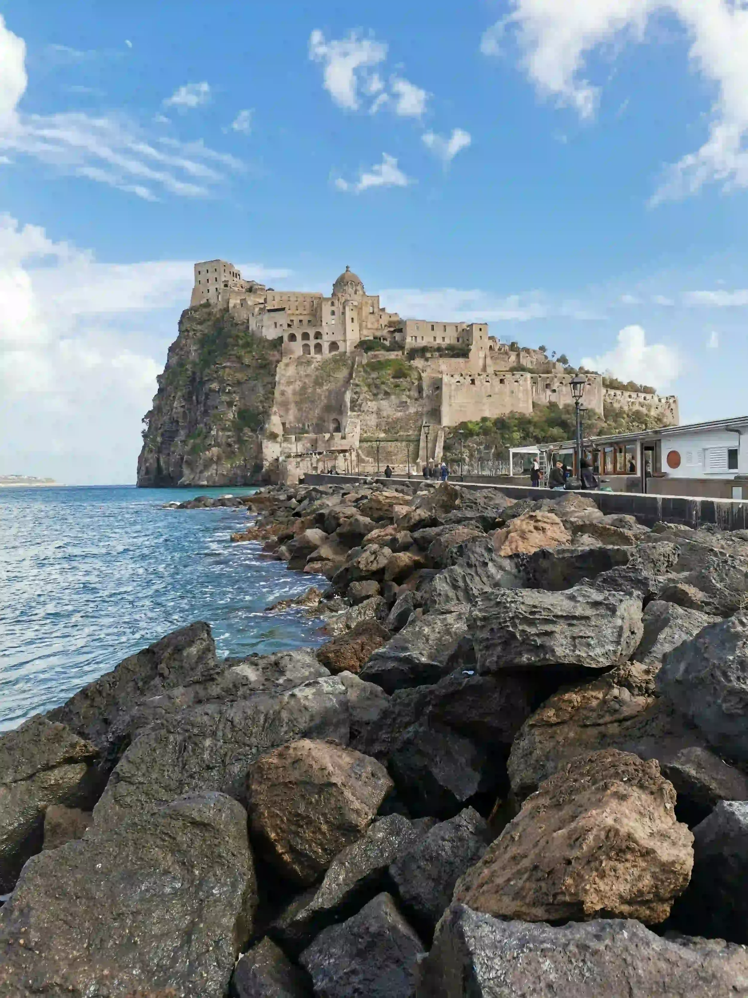 Vue du Castello Aragonese depuis Ischia Ponte