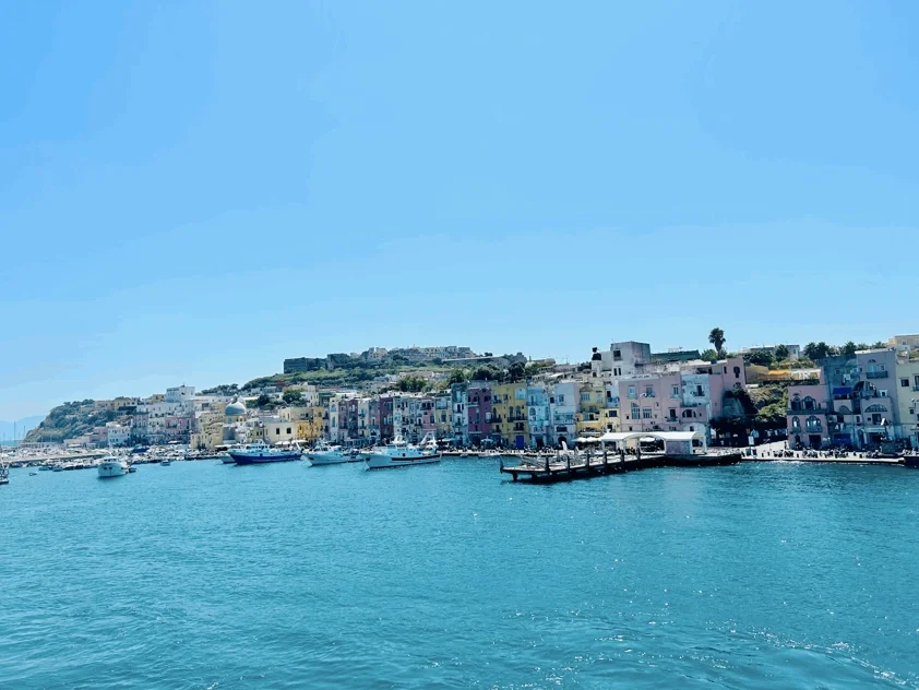 Île de Procida, Italie - vue sur le port de Marina Grande depuis le ferry