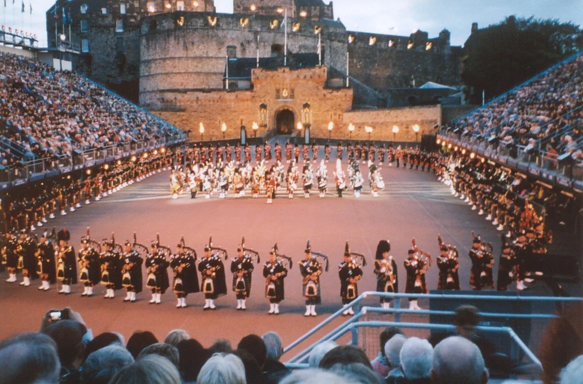 Fanfares de cornemuses en formation devant le château d'Édimbourg pendant le Royal Military Tattoo