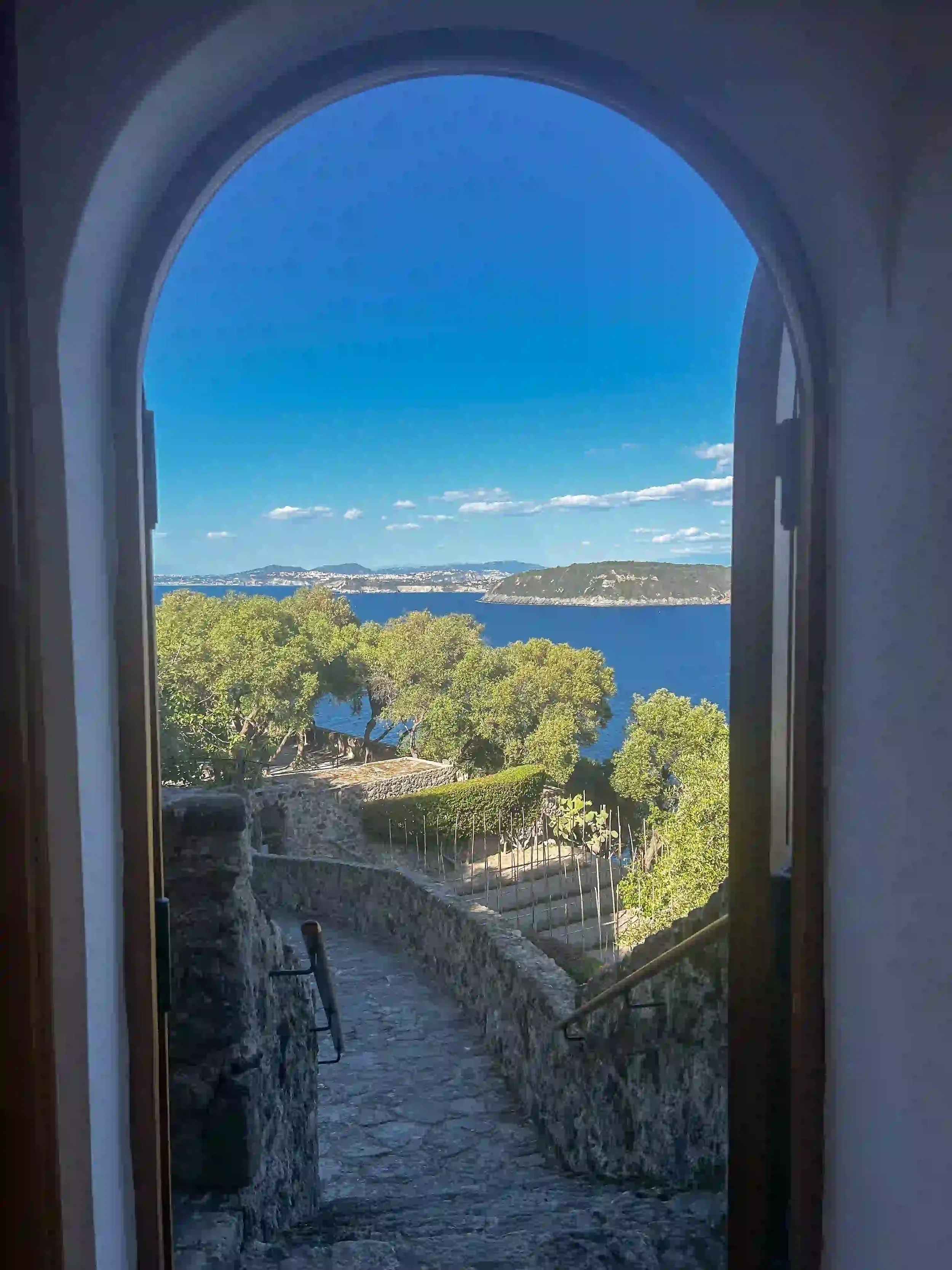 Vue sur le golfe de Naples depuis une arche du Castello Aragonese d'Ischia