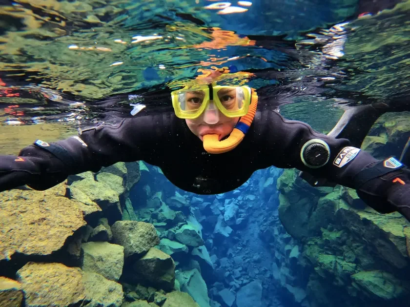 Snorkeling à Silfra : nager entre deux plaques tectoniques en Islande