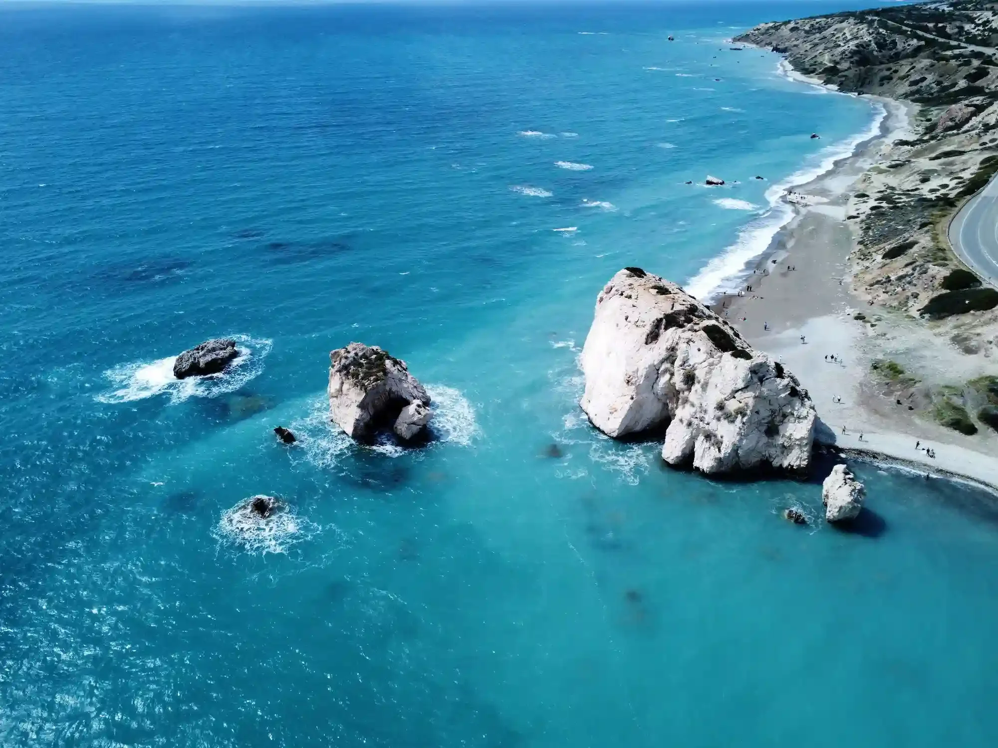 Vue aérienne du rocher de Petra tou Romiou dans la mer turquoise à Chypre, lieu de naissance légendaire d'Aphrodite