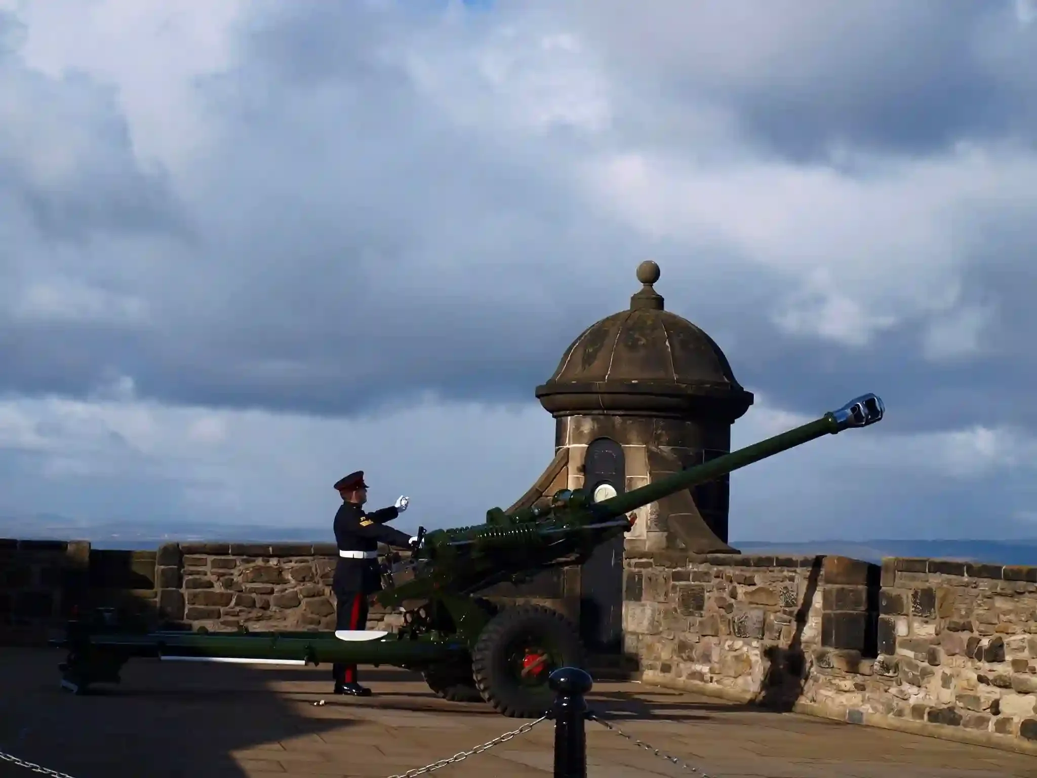 Coup de canon de One o Clock tiré du chateau d'edimbourg