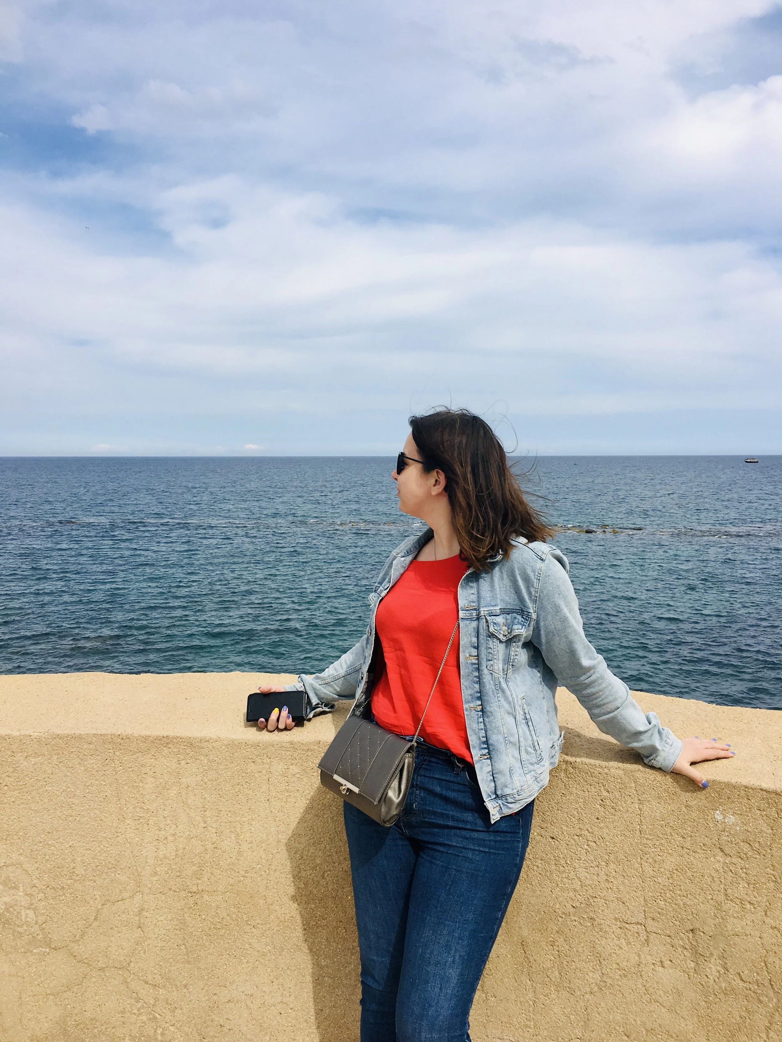 Portrait d'Auriane en Sicile, avant le lancement du projet En Route Mauvaise Troupe