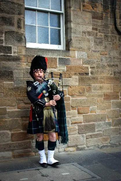 Cornemuseur en kilt sur le Royal Mile d'Édimbourg