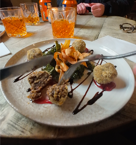 Haggis bonbons frits servis avec chips de kale et sauce balsamique aux fruits rouges, Arcade Bar Édimbourg