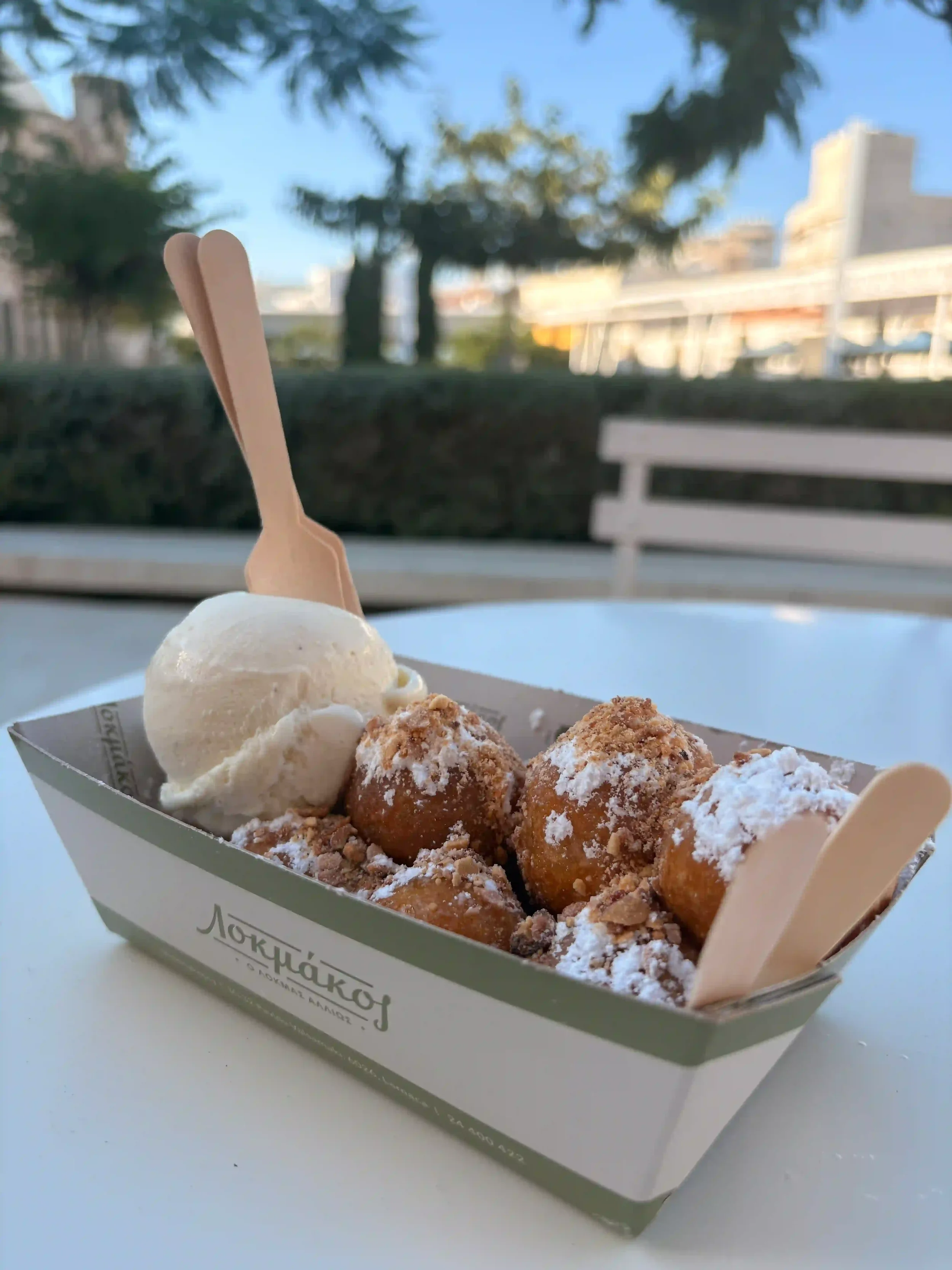 Loukoumades Cyprus Classic du restaurant Lokmakos à Larnaka, servis avec glace vanille, amandes caramélisées et sucre glace