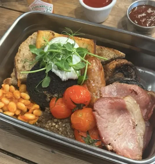 Assiette de Scottish breakfast à Édimbourg avec bacon, œuf poché, tomate grillée, champignons et haricots
