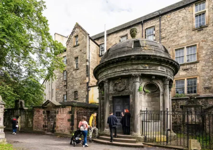 Mausolée de George Mackenzie dit Bluidy Mackenzie dans le cimetière Greyfriars Kirkyard à Édimbourg