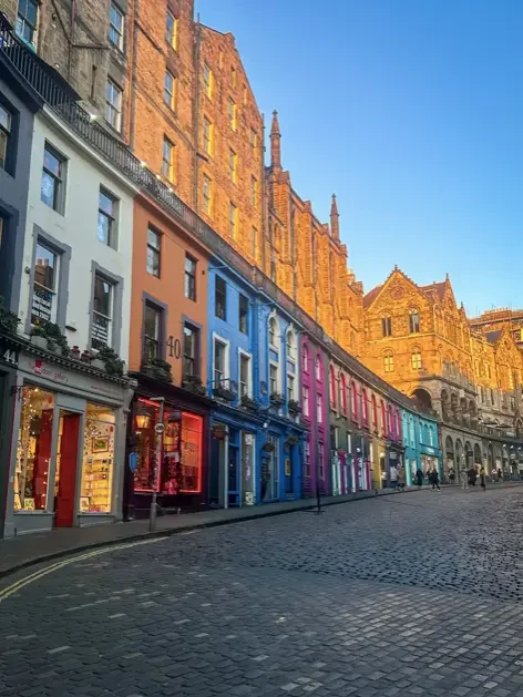 Victoria Street à Édimbourg sous la lumière hivernale, façades colorées en golden hour