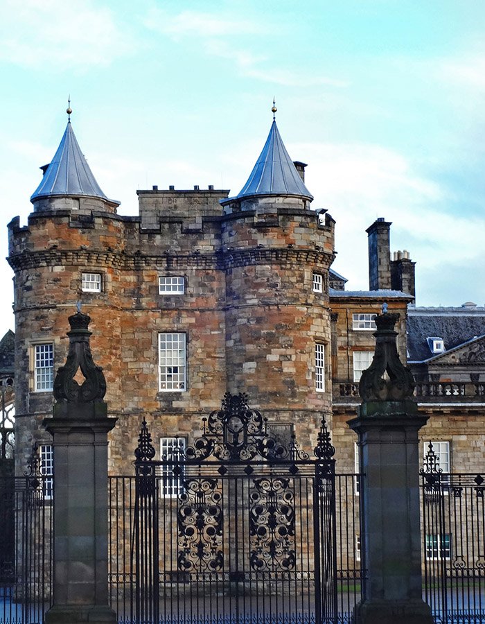 Grilles d'entrée et façade du palais de Holyrood, résidence royale d'Édimbourg