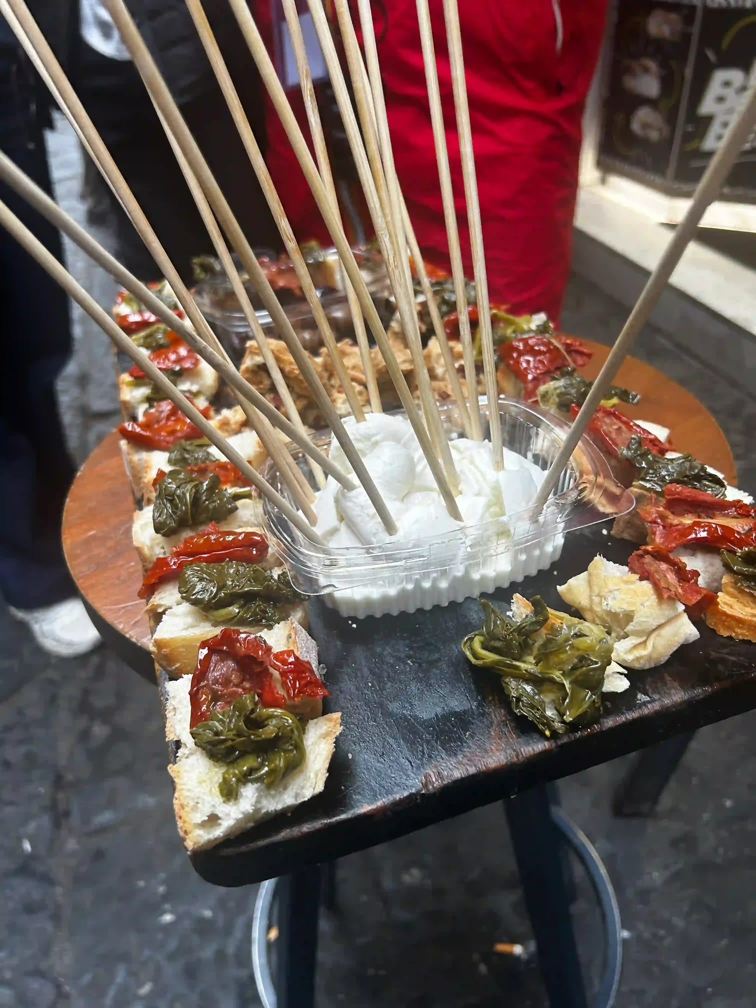 Dégustation mozzarella di bufala et friarielli marinés - food tour Naples