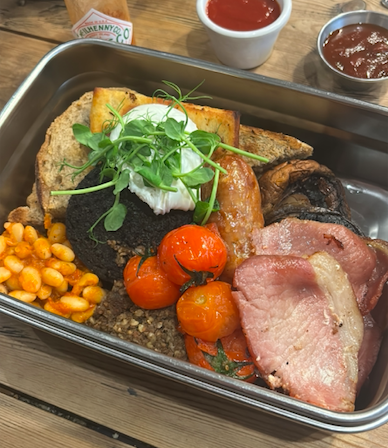 Scottish Breakfast traditionnel : bacon, haricots rouges, saucisse et haggis