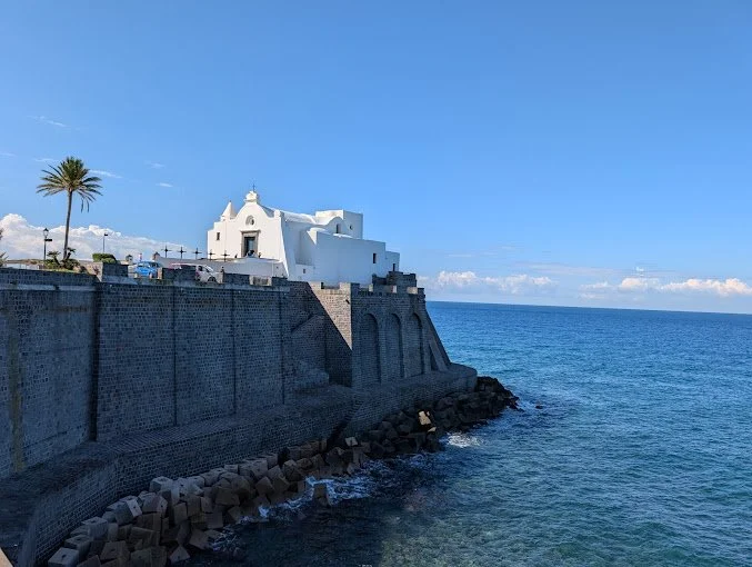 Chiesa Santa Maria del Soccorso vue depuis la mer, Forio, Ischia