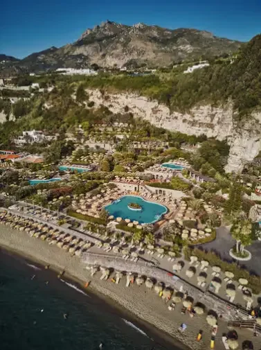 Vue aérienne des Jardins de Poséidon à Ischia avec la baie de Citara et la falaise en arrière-plan