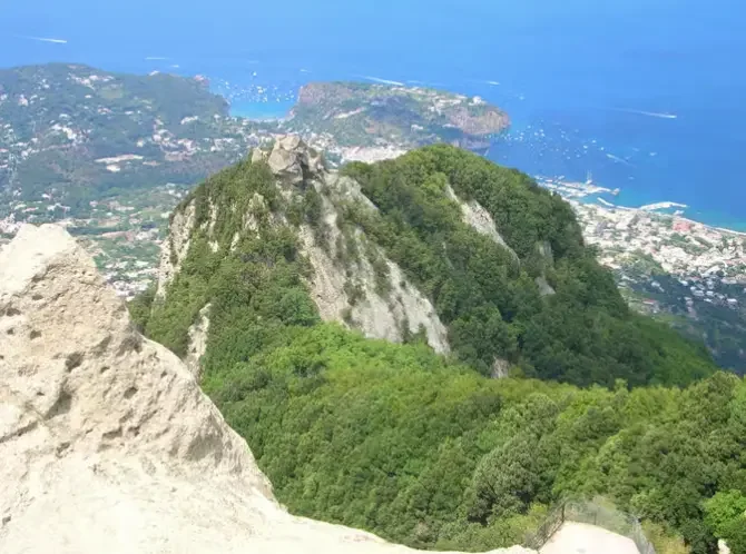 Vue panoramique depuis le sommet du Monte Epomeo sur l'île d'Ischia