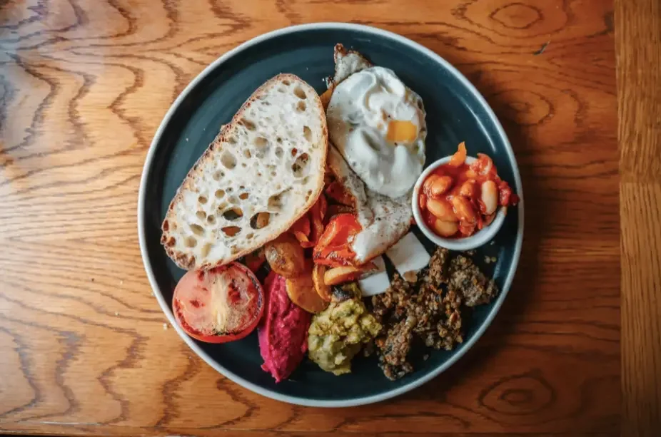 Ingrédients du Scottish breakfast écossais : bacon, œufs, saucisse et black pudding