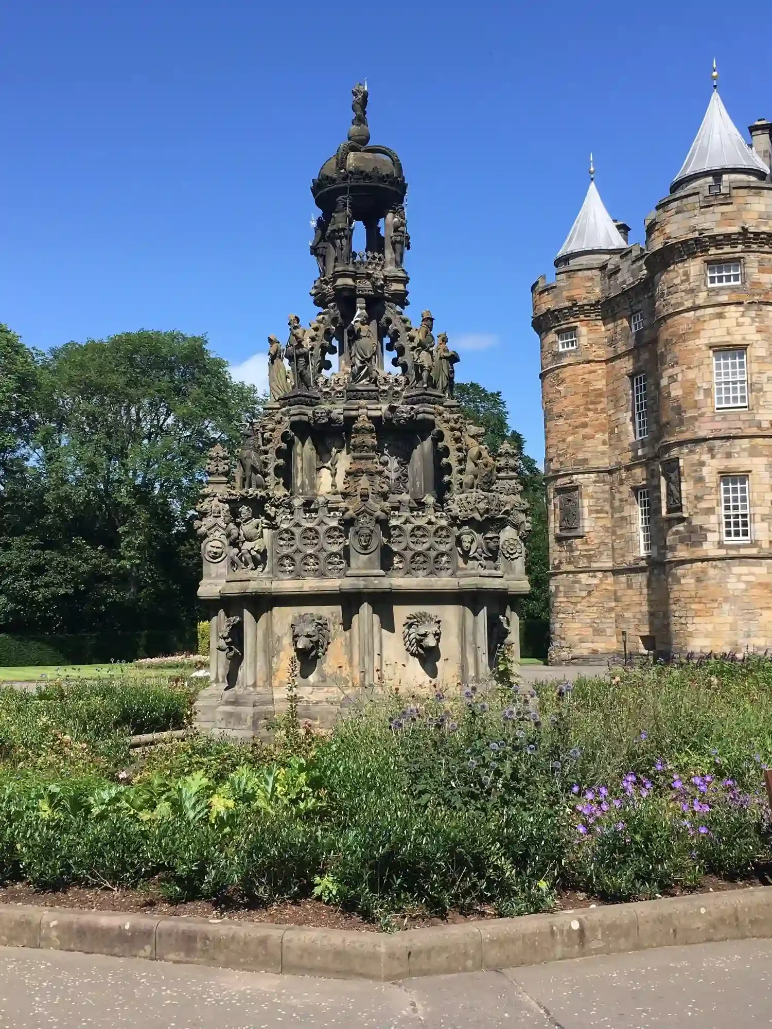 Fontaine et façade du palais de Holyrood à Édimbourg