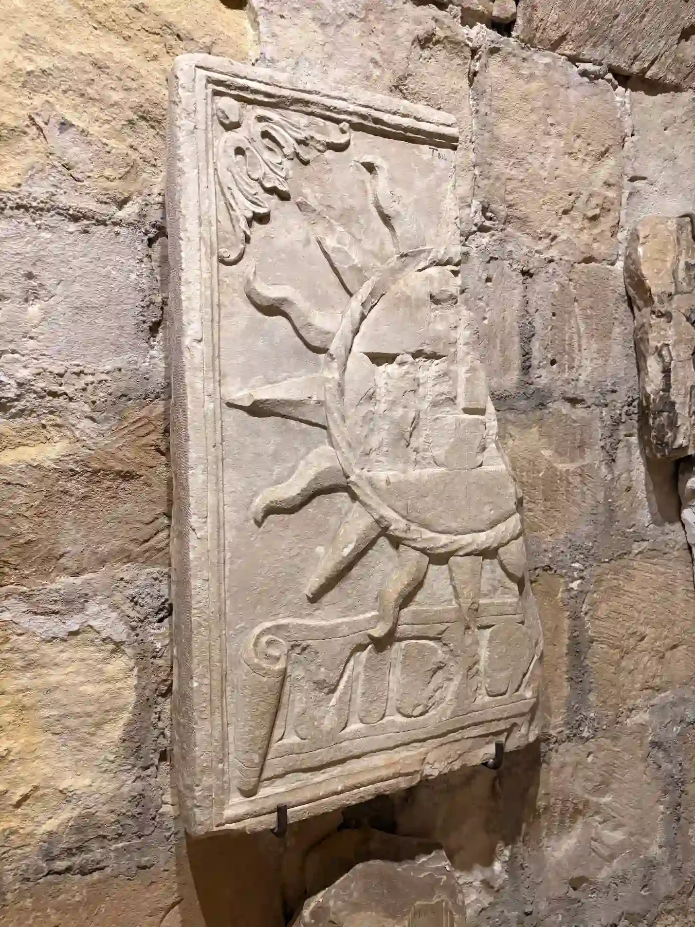 Blason en pierre sculptée à décor végétal, exposé au château de Limassol