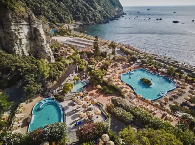 Vue aérienne des Jardins de Poséidon à Ischia avec les bassins thermaux et la baie de Citara