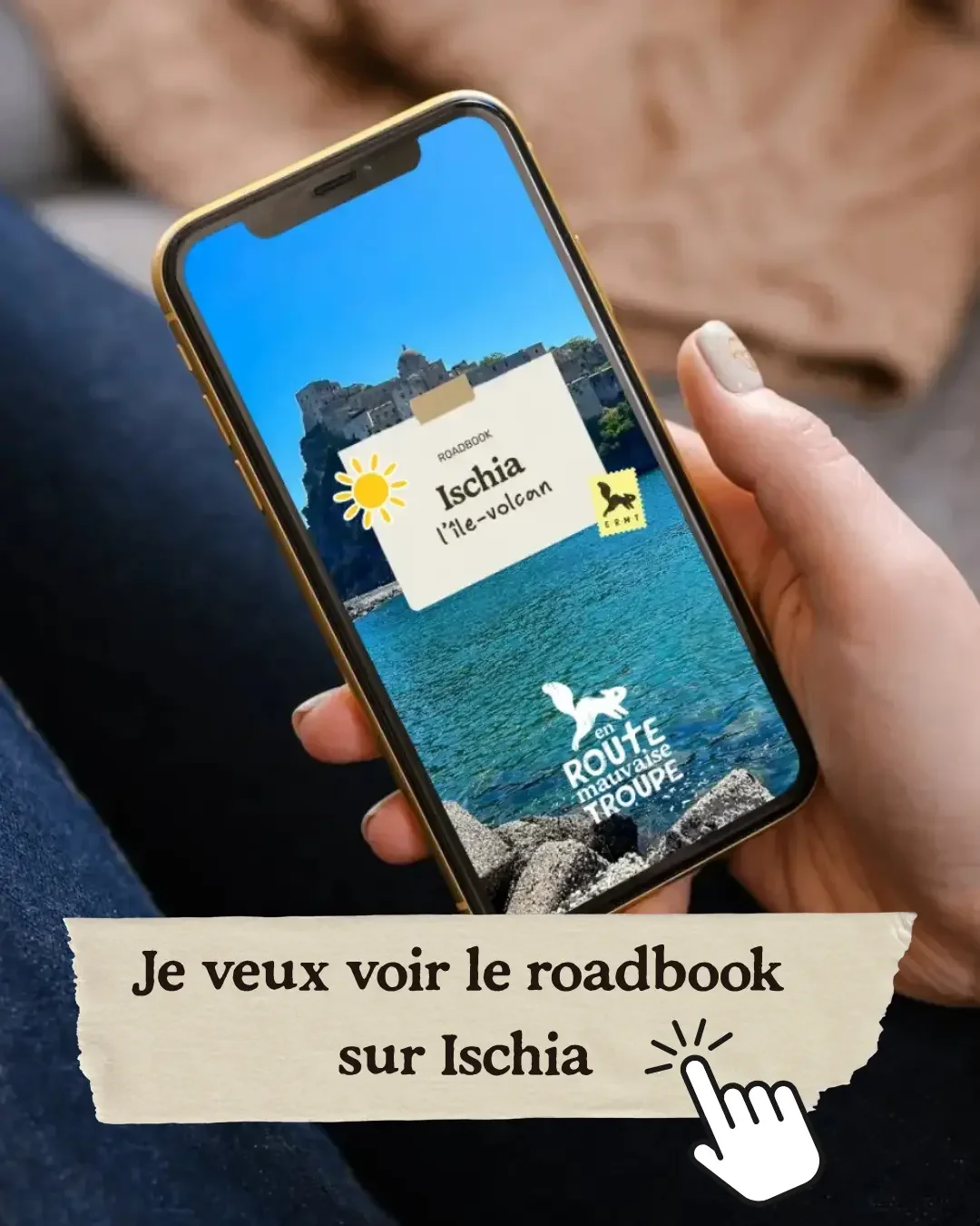 Mockup du roadbook numérique Ischia d'En Route Mauvaise Troupe affiché sur un téléphone