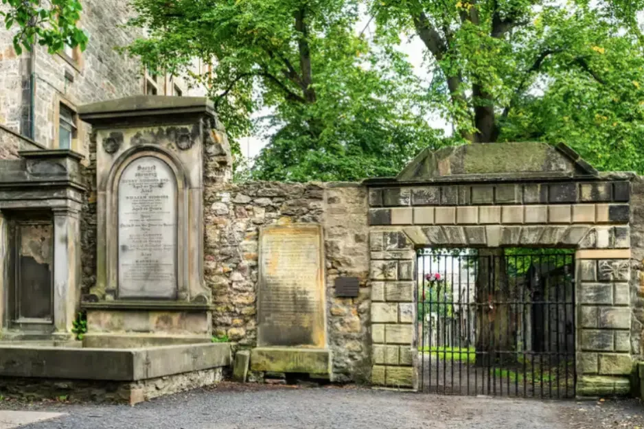 Monuments funéraires et portail en fer forgé du cimetière Greyfriars Kirkyard, Édimbourg