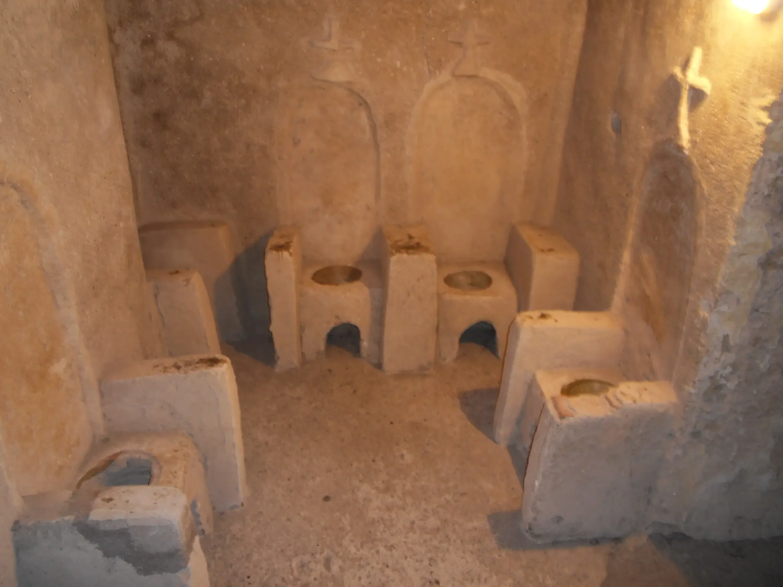 Chaises en pierre percées du putridarium du couvent des Clarisses au Castello Aragonese d'Ischia, où les sœurs décédées étaient placées pour se décomposer