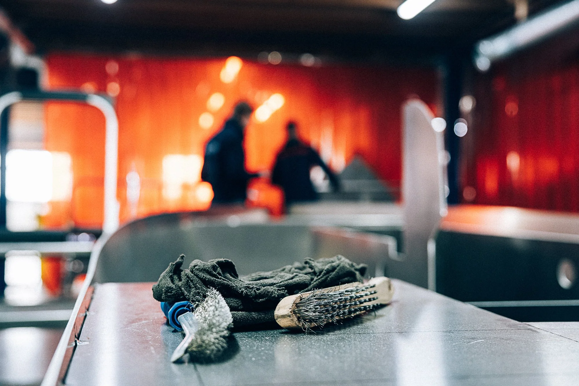 Een tafel met een vuile doek, een pluim en een haarborstel op een tafel in een sportschool of dojo.