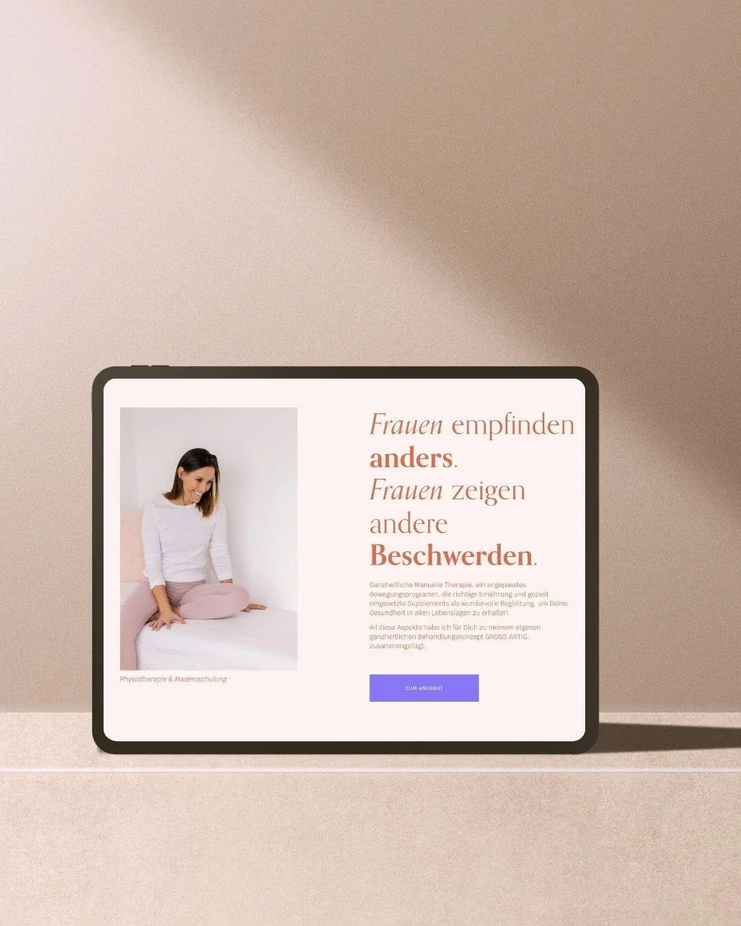 Tablet auf einem Tisch mit einer Webseite über Frauen und ihre Beschwerden, rechts davon deutscher Text, links ein Bild einer lachenden Frau im weißen Oberteil, die auf einem Bett sitzt.