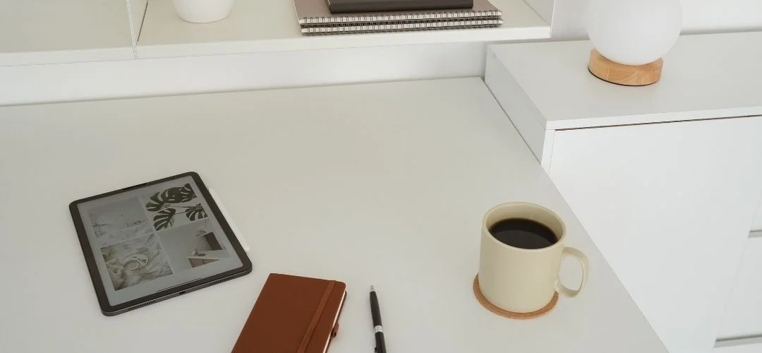 Schreibtisch eines Coaches mit Tablet und Website