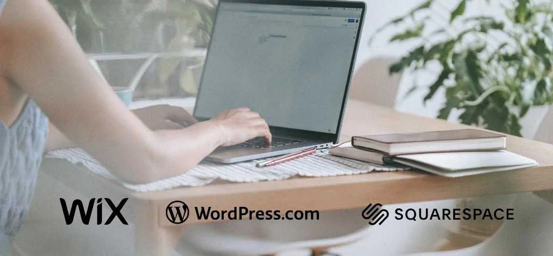Therapeutin sitzt am Laptop und recherchiert, welches Website System das richtige ist