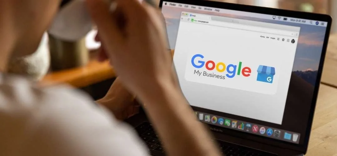 Heilpraktikerin sitzt am Laptop und richtet ihr Google my Business Profil ein
