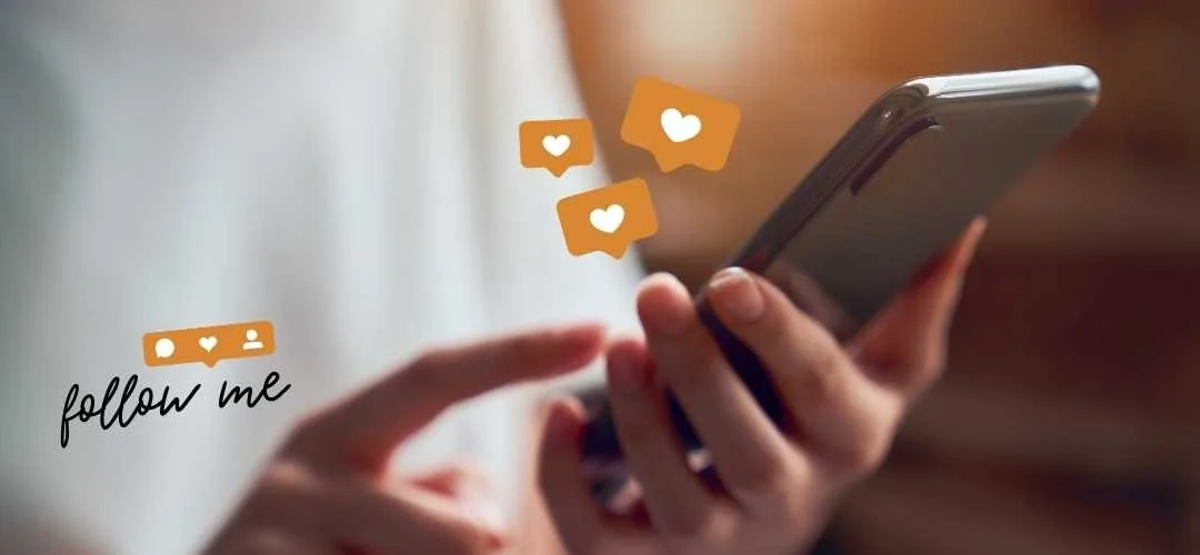 Heilpraktikerin am Handy prüft ihren Social Media Kanal