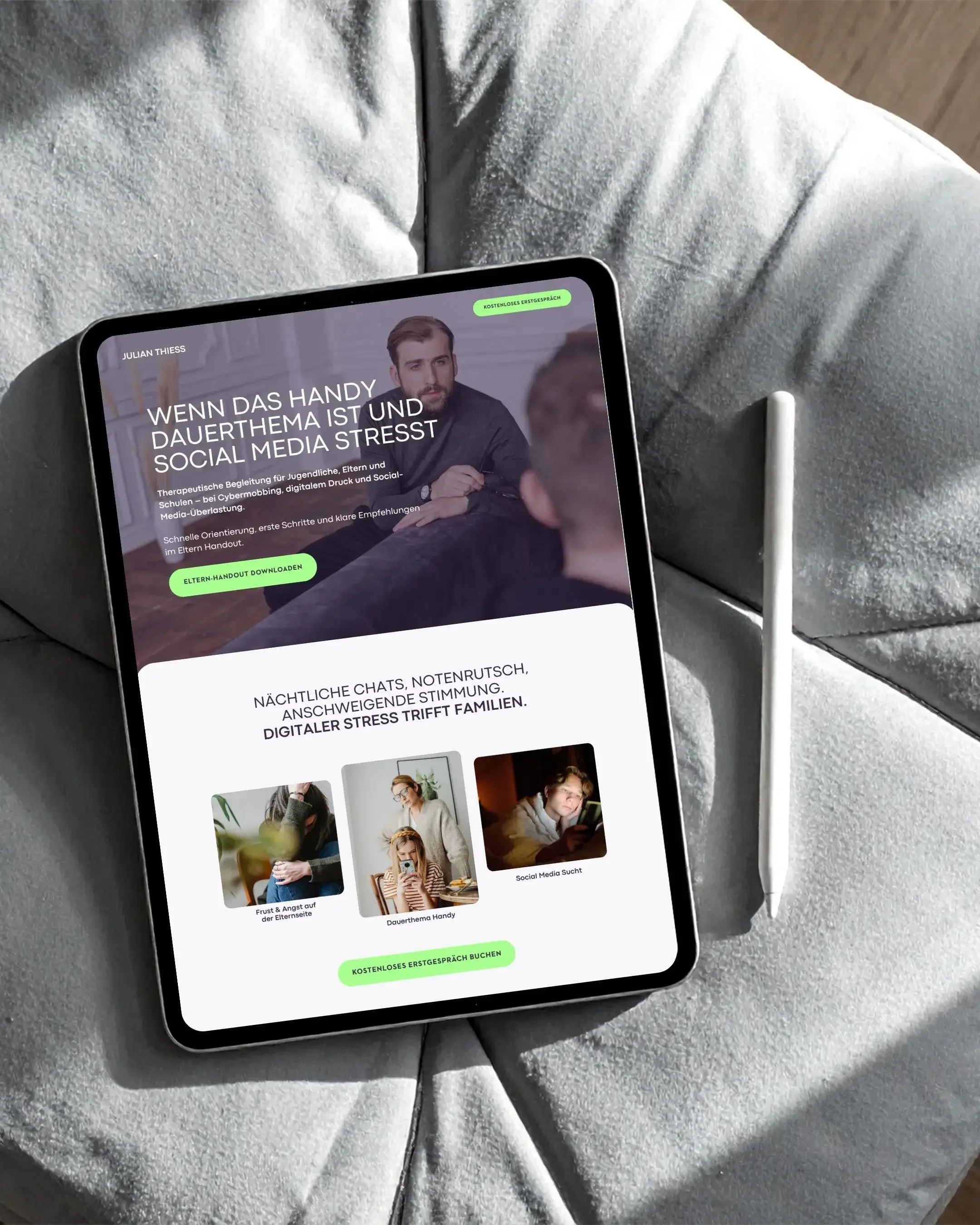 Webdesign eines Therapeuten auf einem Tablet liegt auf dem Sofa