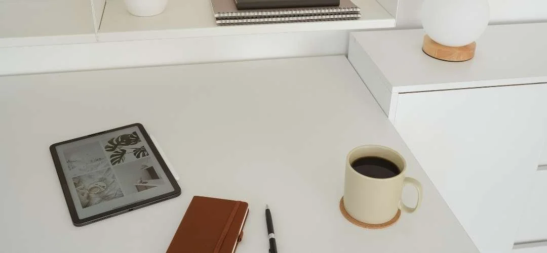 Schreibtische mit Kaffeetasse einer Heilpraktikerin