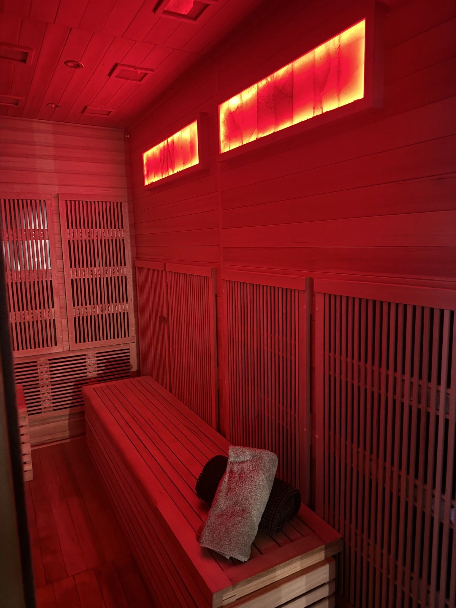 Don't wait until you're sick.

Most colds and flus don't appear overnight.

It usually starts with:

a scratchy throat
blocked sinuses
feeling run down
heavier breathing
low energy

The signs are often there before the illness arrives.

Halotherapy w