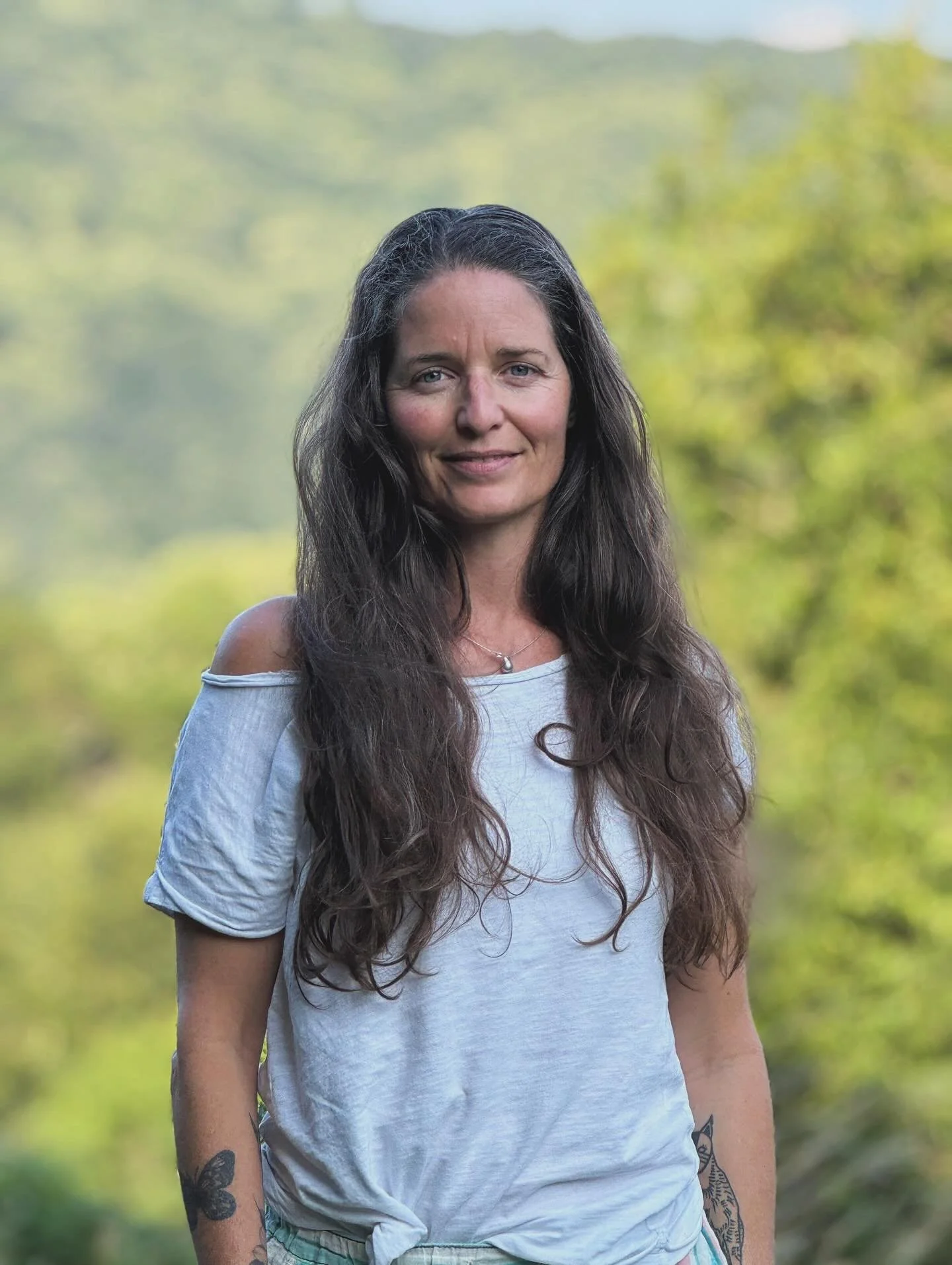SATYA - सत्य
L’autenticità, la forza interiore e la profondità sono sempre state qualità che apprezzo enormemente nelle persone attorno a me. Sin da piccola, sono sensibile e sento quando le persone sono loro stesse e fann