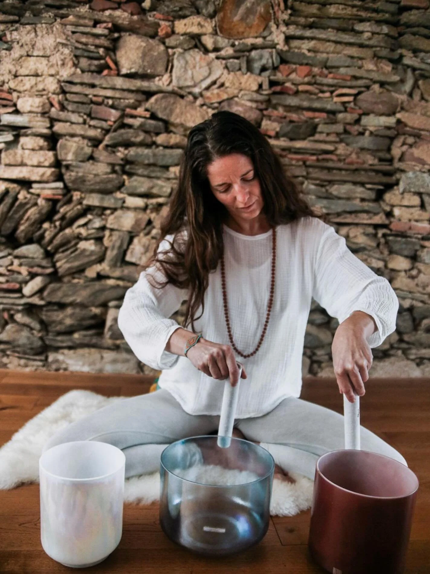 Domenica - ultimi 3 posti per il Bagno sonoro ➡️
Offering Sound Baths since 2021 ✨
My family of Alchemy Crystal Bowls has grown since - i have now 7 that I love to call my 7 sisters 💎 I am so deeply thankful to the chain of events, from @alexandra
