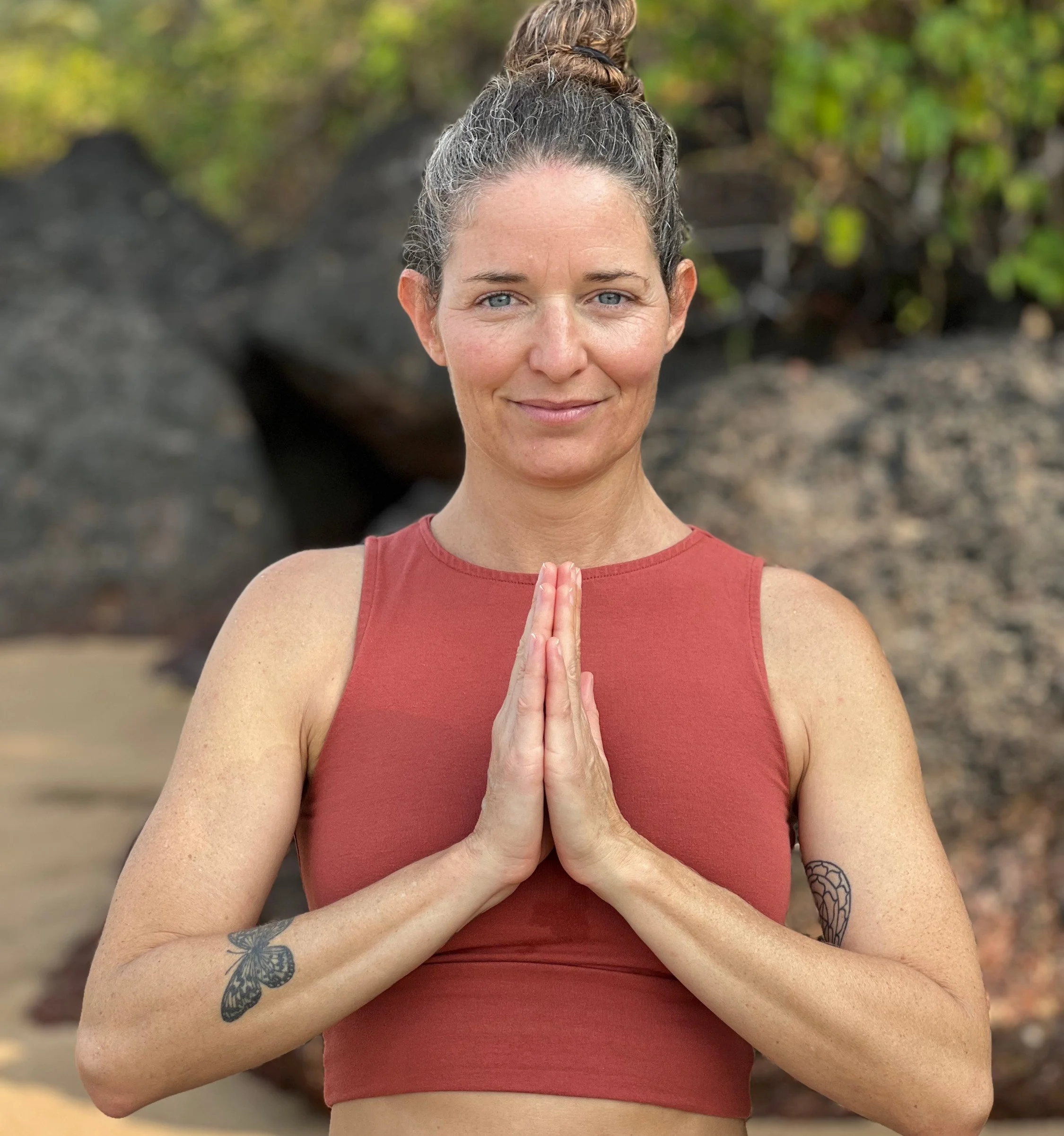 Donna che pratica yoga o meditazione sulla spiaggia, con sale di preghiera o meditazione, in posizione di preghiera delle mani
